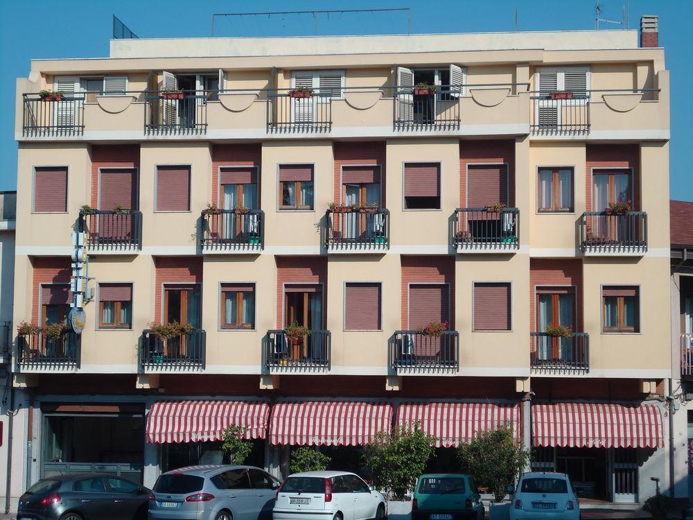 Hotel Ristorante Mommo Polistena Eksteriør bilde